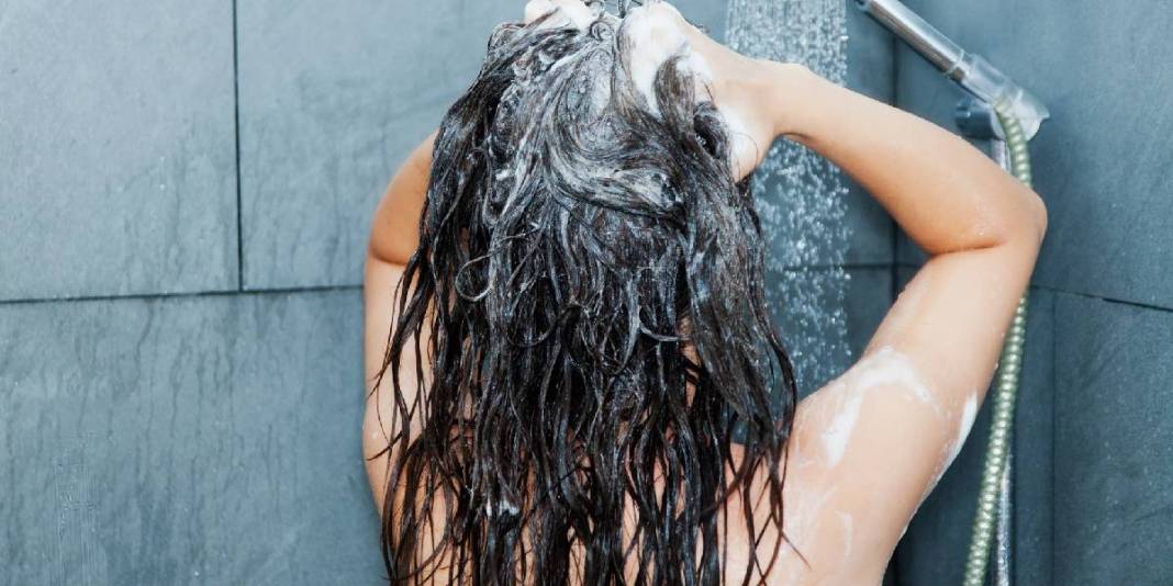 Köpürte köpürte yıkadığınız saçlar öbek öbek dökülüyor! Kel kalmak istemiyorsanız dikkat edin! Herkes bu hataya düşüyor 2